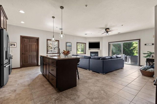 1074 W WILLIS WAY, Appleton, WI 54913