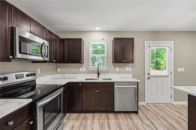 1128 Oak Hollow Lane, Hampton, GA 30228