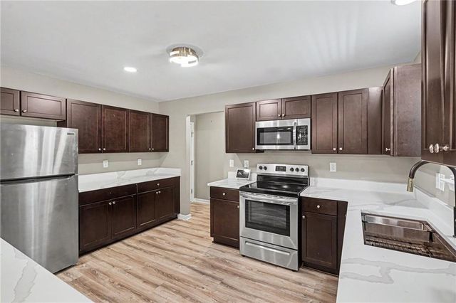 1128 Oak Hollow Lane, Hampton, GA 30228
