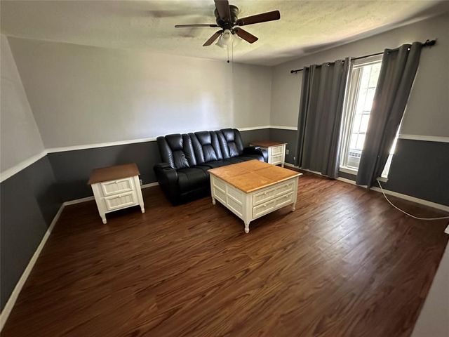 717 Circle Way, Alvin, TX 77511