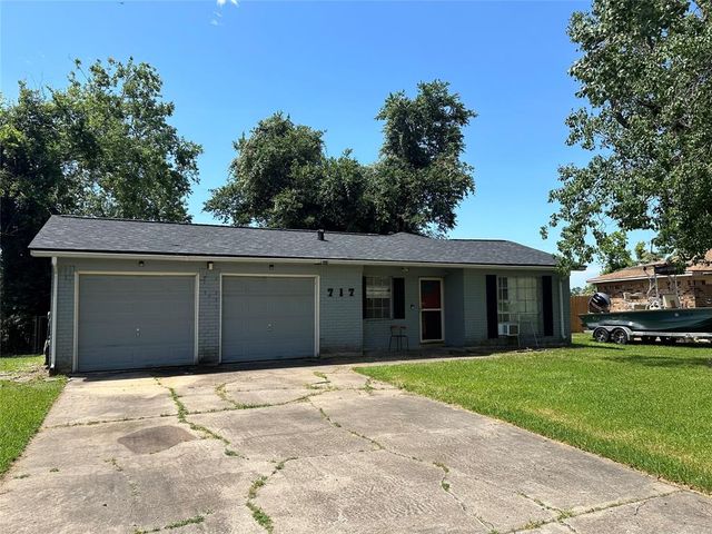717 Circle Way, Alvin, TX 77511