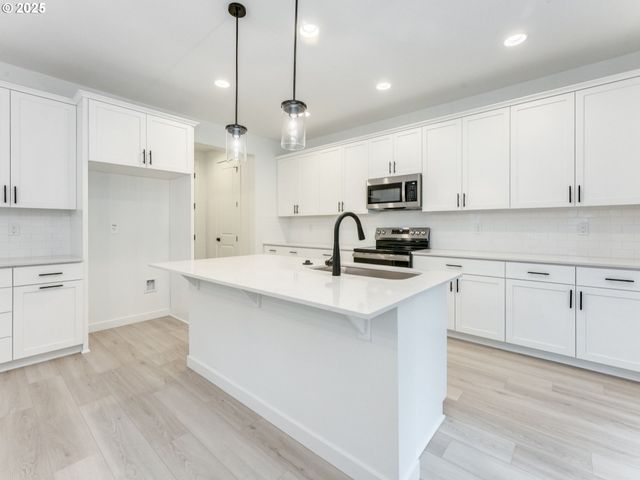 2063 Ne CURRIN CREEK Dr, Estacada, OR 97023