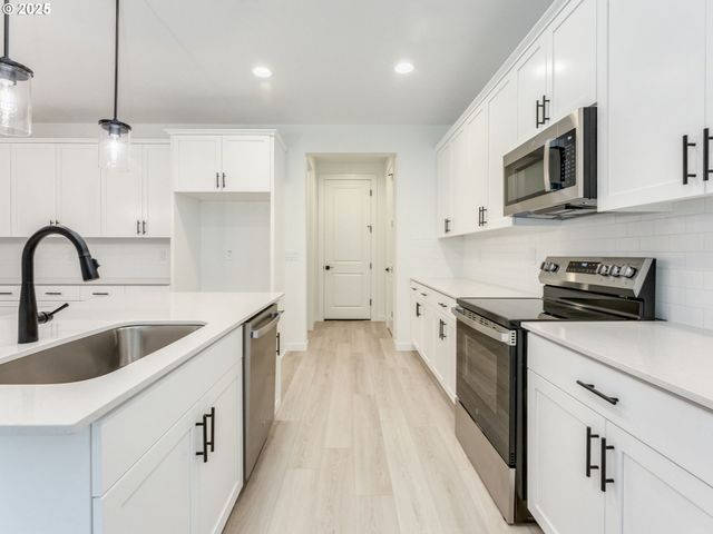 2063 Ne CURRIN CREEK Dr, Estacada, OR 97023