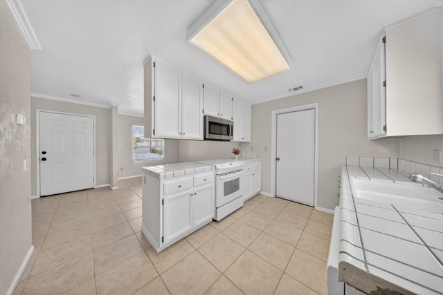 3829 Olivebranch Ln, Carmichael, CA 95608