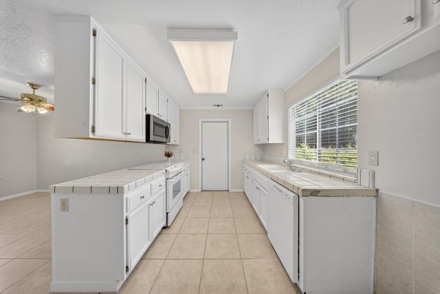3829 Olivebranch Ln, Carmichael, CA 95608