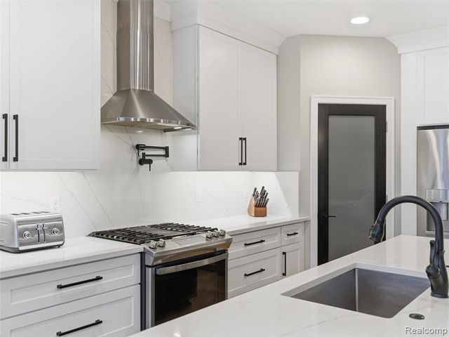 52853 Crimson Drive, Macomb, MI 48042