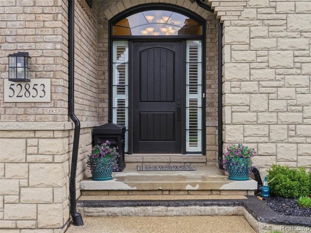 52853 Crimson Drive, Macomb, MI 48042