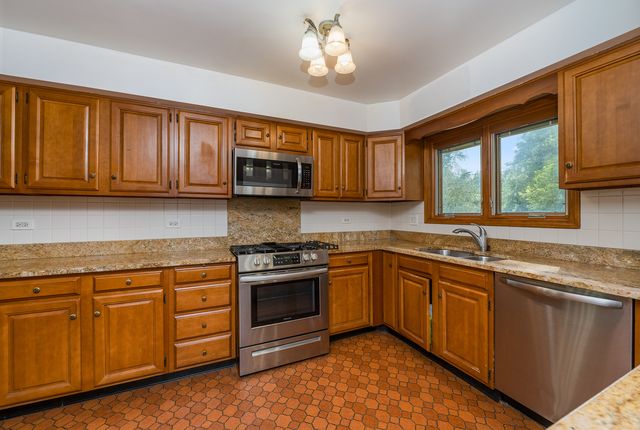 900 Ruth Drive, Elgin, IL 60123