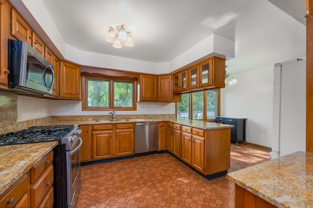 900 Ruth Drive, Elgin, IL 60123