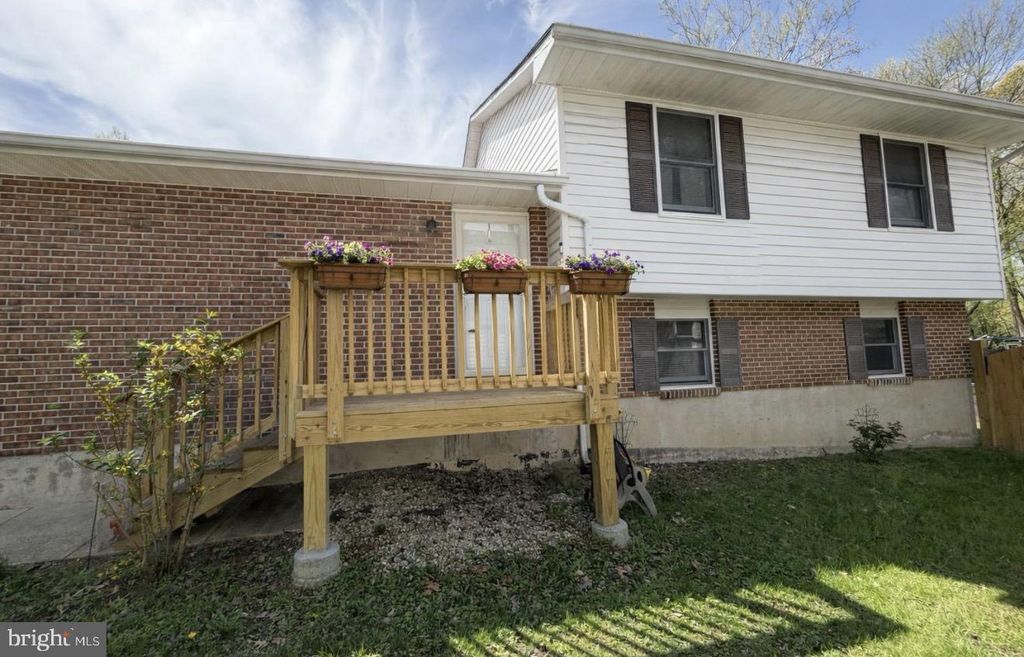 8121-A ELIZABETH RD, Pasadena, MD 21122