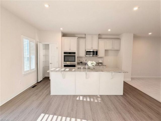 1733 Fortune TER, Chesapeake, VA 23323