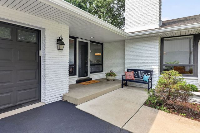 282 Stonegate Road, Clarendon Hills, IL 60514