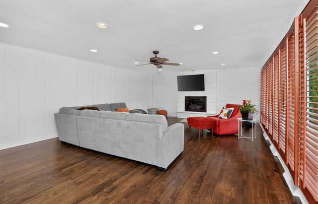 282 Stonegate Road, Clarendon Hills, IL 60514