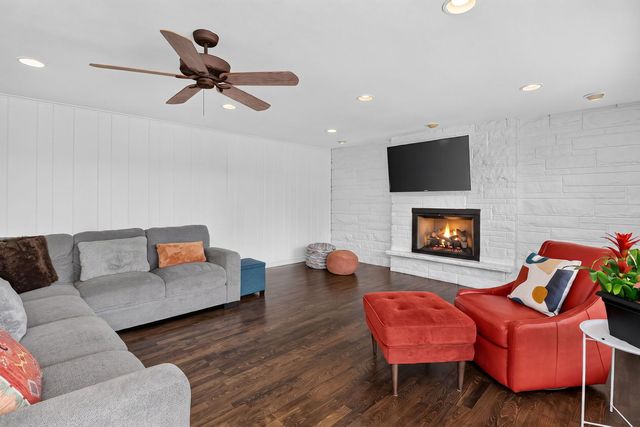 282 Stonegate Road, Clarendon Hills, IL 60514