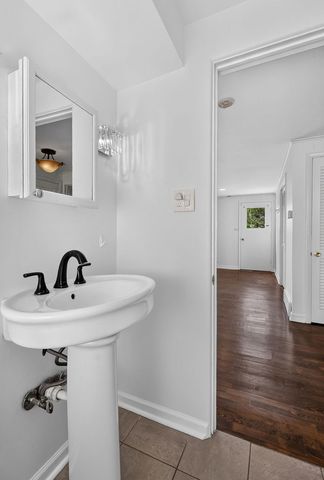 282 Stonegate Road, Clarendon Hills, IL 60514