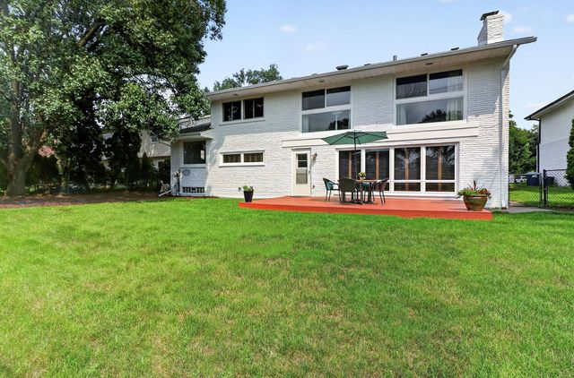 282 Stonegate Road, Clarendon Hills, IL 60514