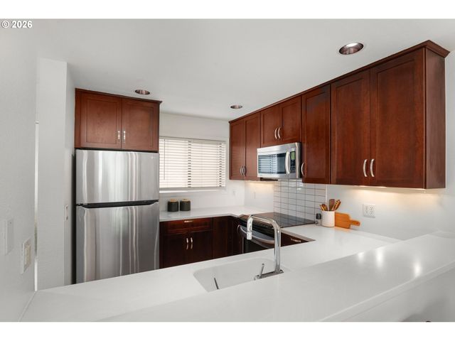 5150 S LANDING Dr 109B2, Portland, OR 97239