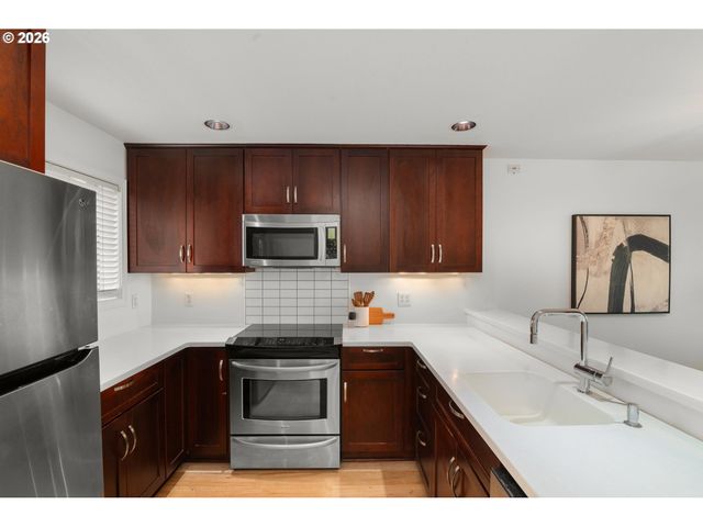 5150 S LANDING Dr 109B2, Portland, OR 97239