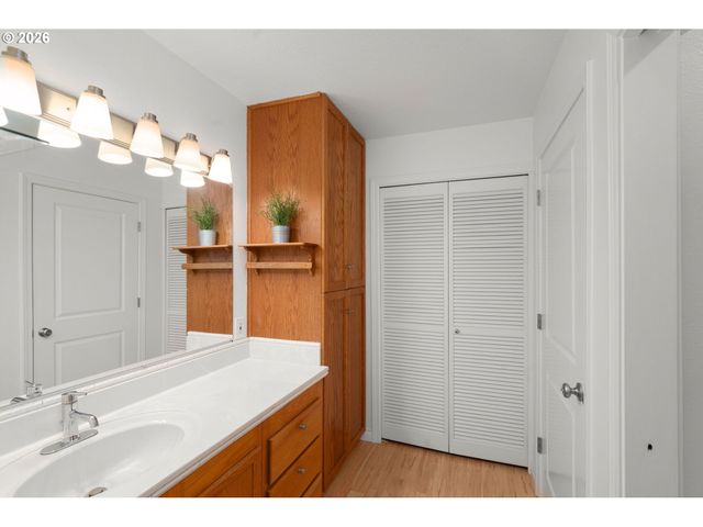 5150 S LANDING Dr 109B2, Portland, OR 97239