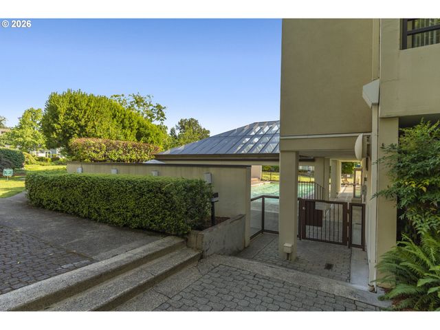 5150 S LANDING Dr 109B2, Portland, OR 97239