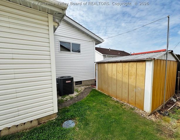 919 9th Street, Nitro, WV 25143