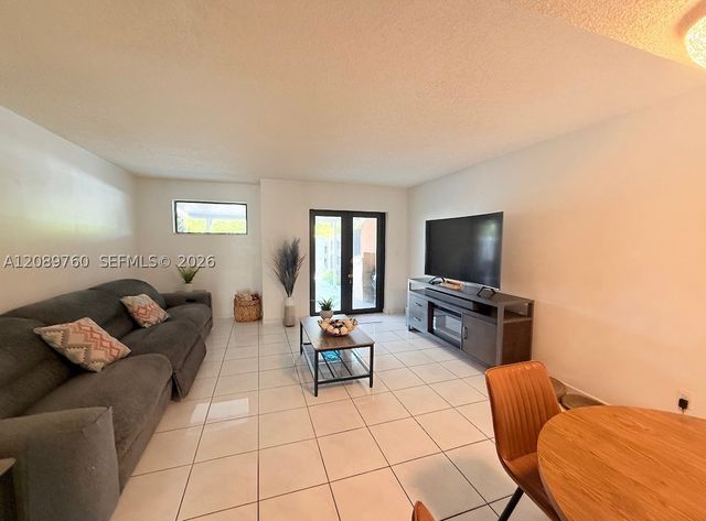 4085 W 8th Ct 82, Hialeah, FL 33012