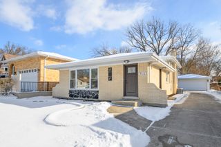 9313 S 82nd Court, Hickory Hills, IL 60457