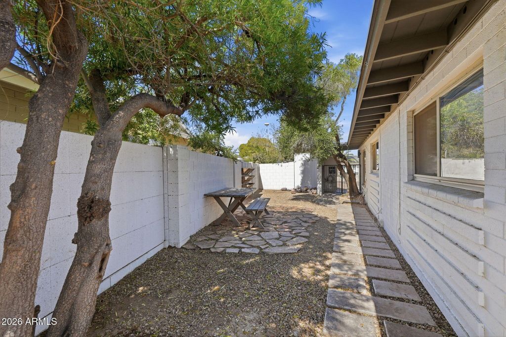Image 30 of property listing at 6425 E PARKVIEW Drive, Scottsdale, AZ 85257