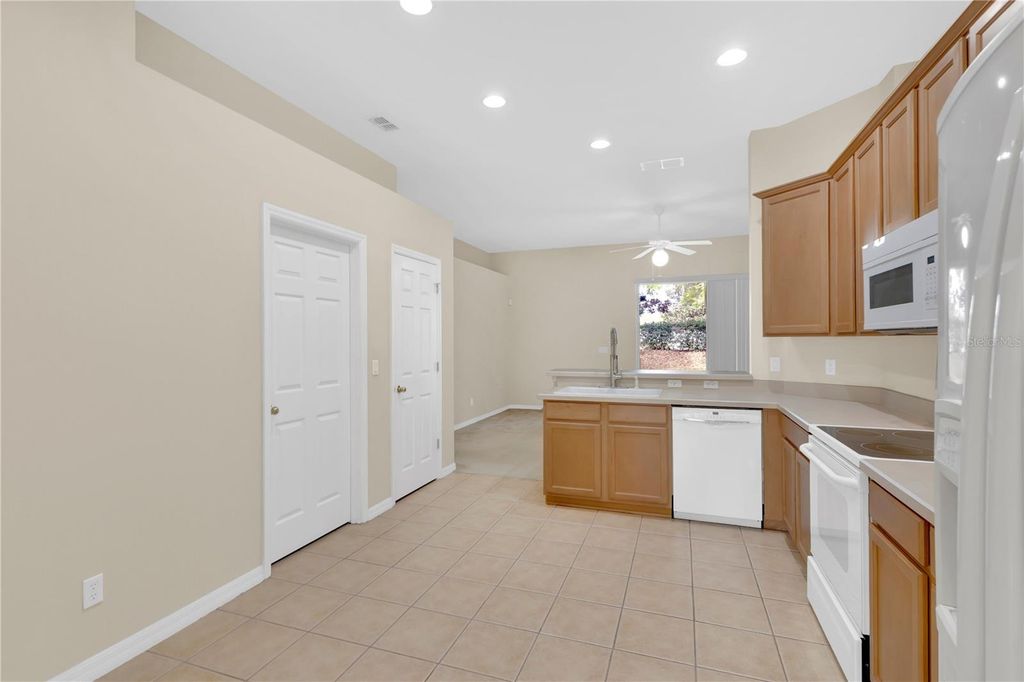 Image 5 of property listing at 9650 BAY PINE LANE, Orlando, FL 32832