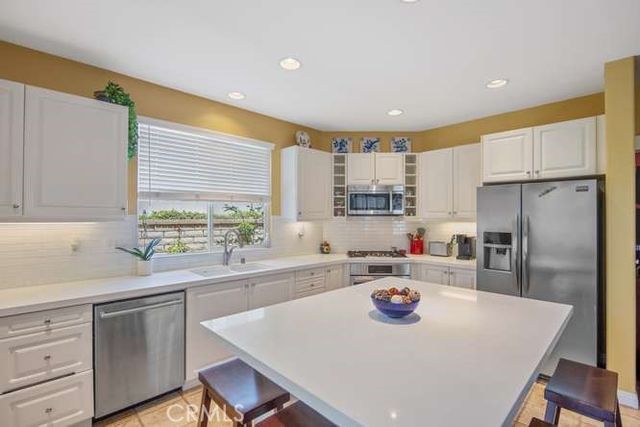 28441 Lobelia, Valencia, CA 91354