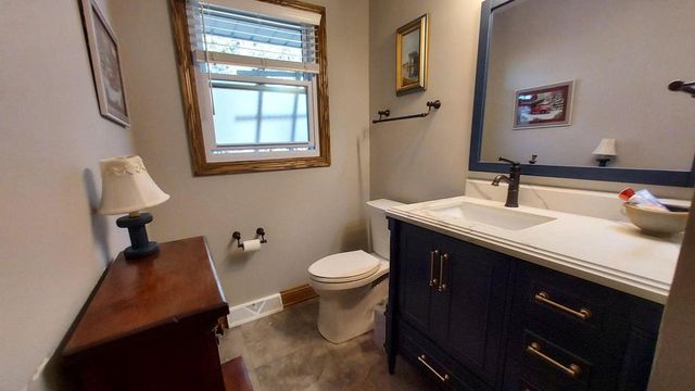 7808 W Plainsview DRIVE, Franklin, WI 53132