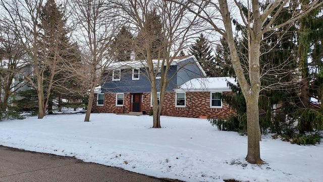 7808 W Plainsview DRIVE, Franklin, WI 53132