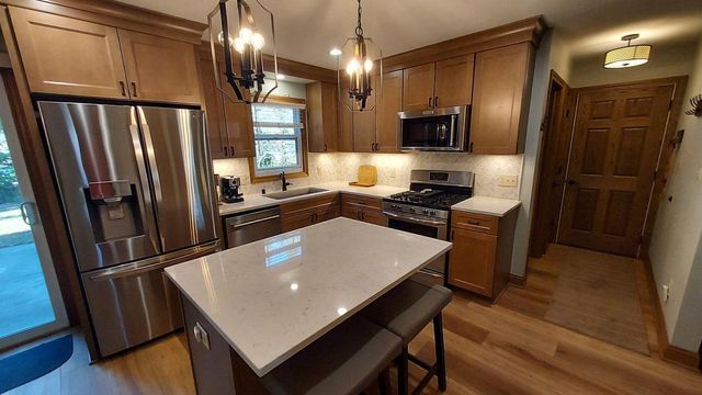 7808 W Plainsview DRIVE, Franklin, WI 53132