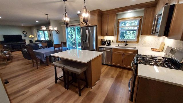 7808 W Plainsview DRIVE, Franklin, WI 53132