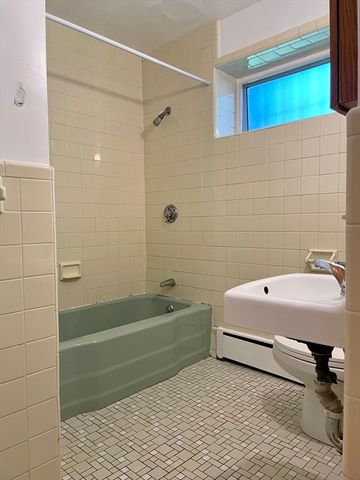 76 Euston Rd 4A, Boston, MA 02135