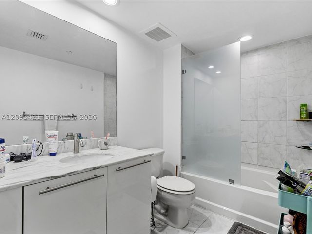 950 Brickell Bay Dr 1208, Miami, FL 33131
