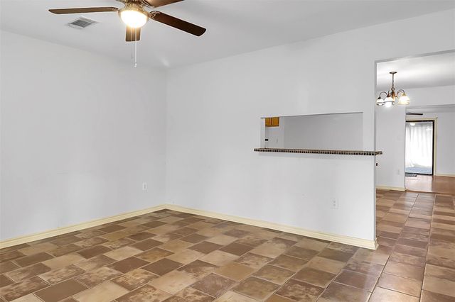 727 S Iowa Street, La Porte, TX 77571