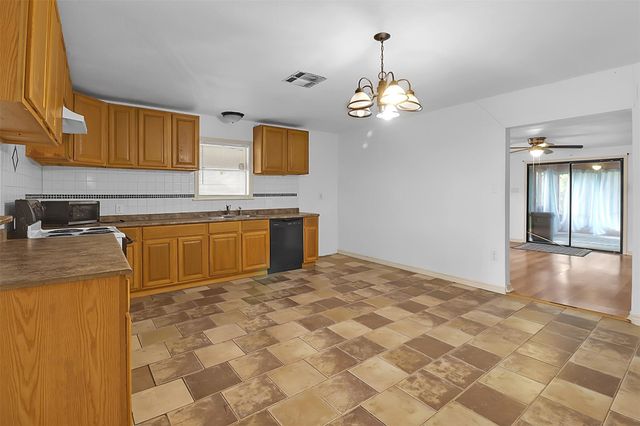 727 S Iowa Street, La Porte, TX 77571