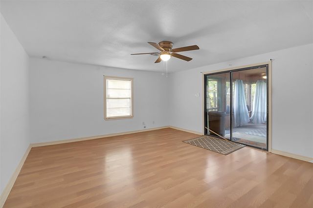 727 S Iowa Street, La Porte, TX 77571