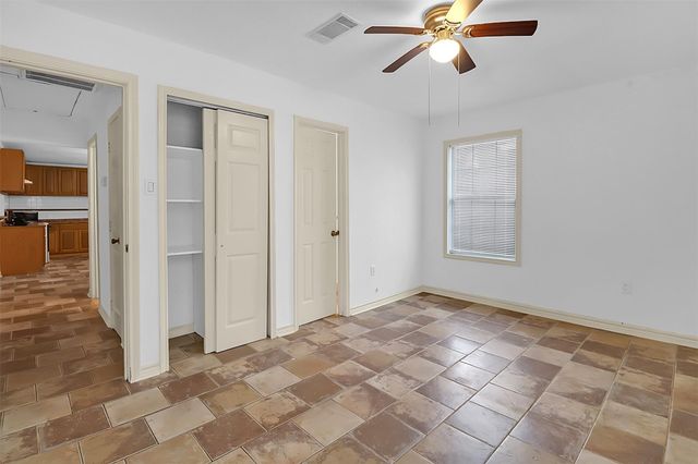 727 S Iowa Street, La Porte, TX 77571