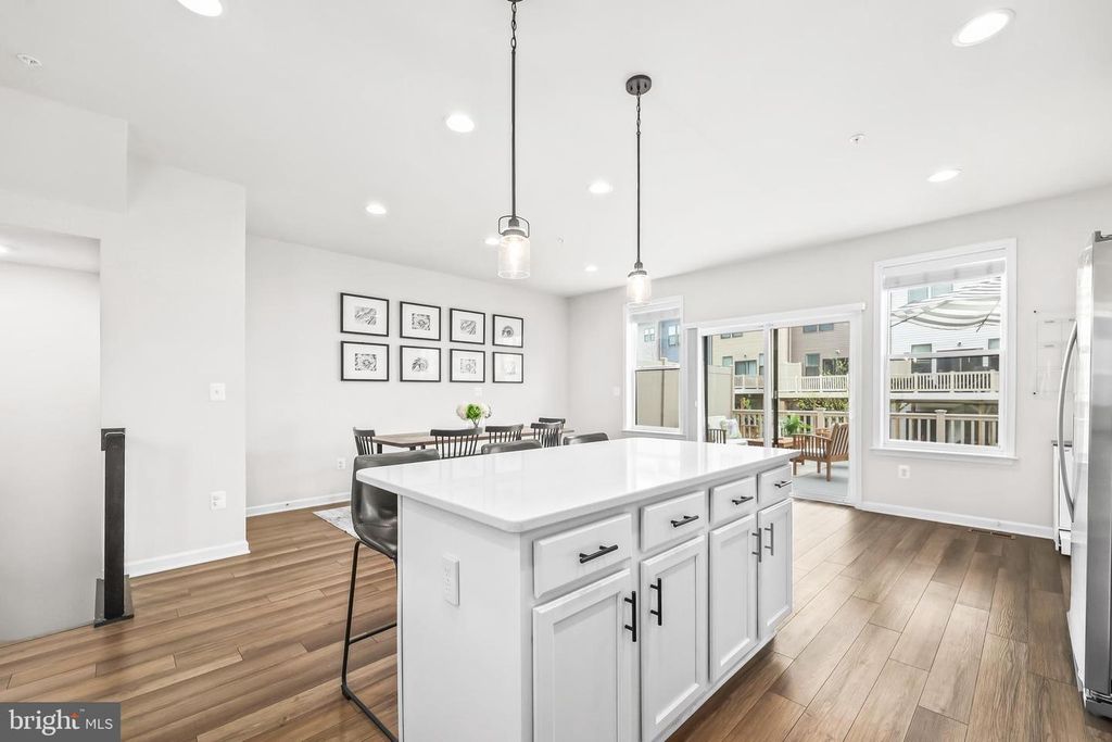 Image 11 of property listing at 4925 VISTA GLEN LN, Lanham, MD 20706