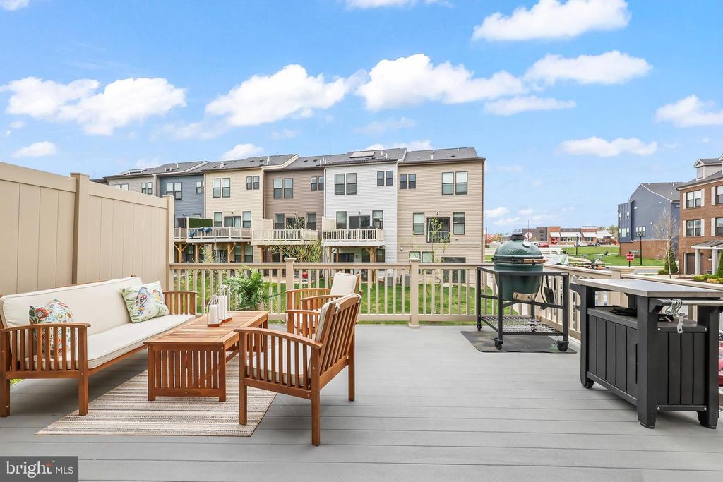 Image 12 of property listing at 4925 VISTA GLEN LN, Lanham, MD 20706