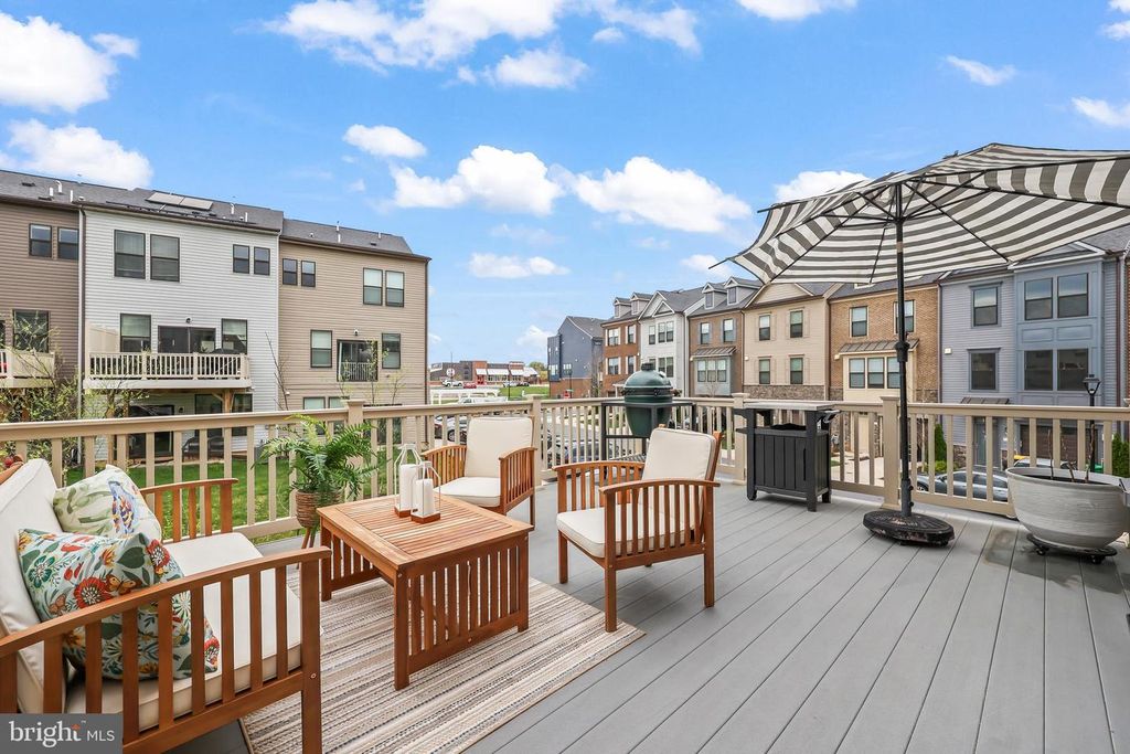 Image 13 of property listing at 4925 VISTA GLEN LN, Lanham, MD 20706