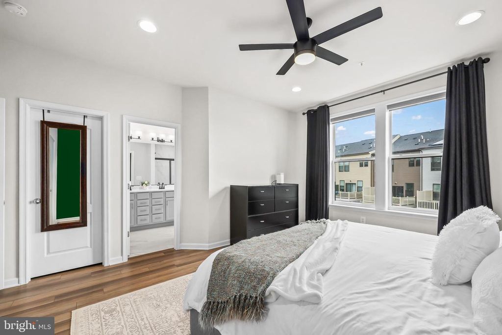 Image 15 of property listing at 4925 VISTA GLEN LN, Lanham, MD 20706