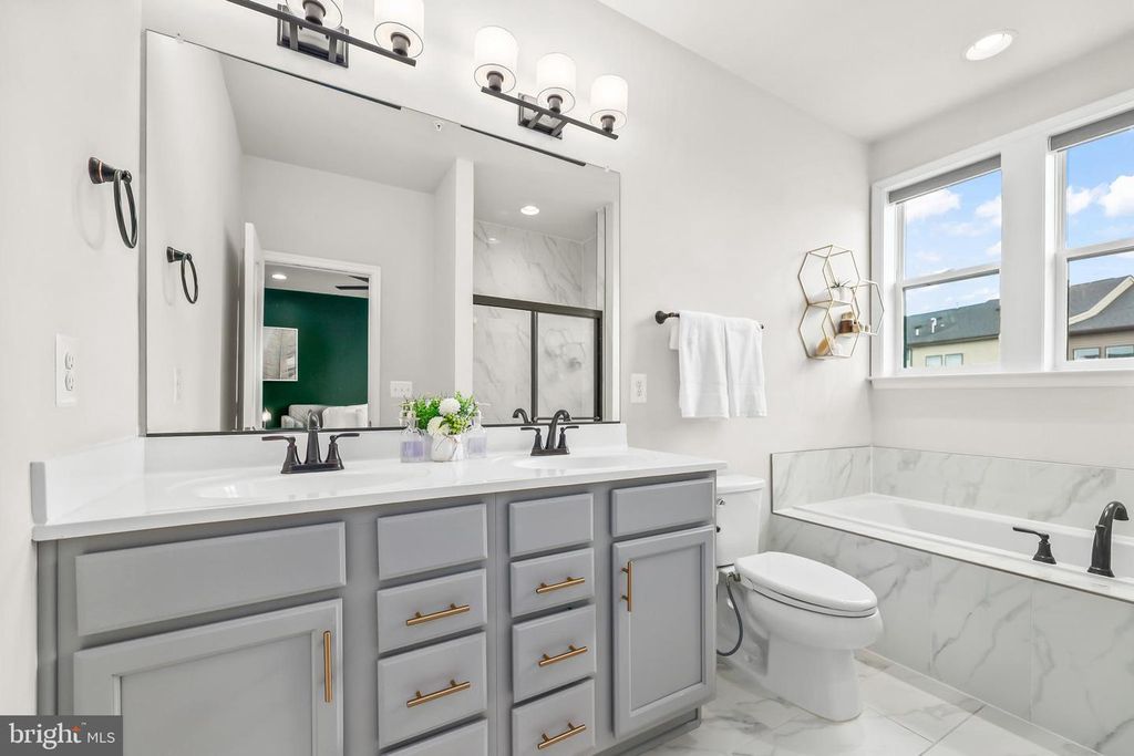 Image 17 of property listing at 4925 VISTA GLEN LN, Lanham, MD 20706