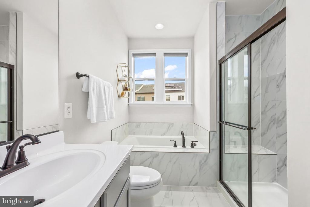 Image 18 of property listing at 4925 VISTA GLEN LN, Lanham, MD 20706