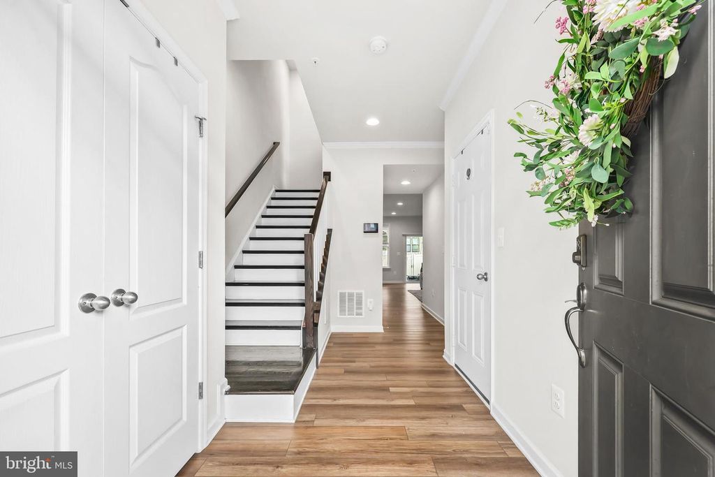 Image 2 of property listing at 4925 VISTA GLEN LN, Lanham, MD 20706