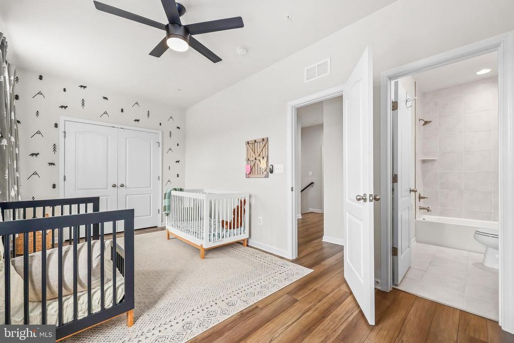 Image 20 of property listing at 4925 VISTA GLEN LN, Lanham, MD 20706