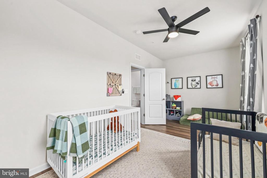 Image 21 of property listing at 4925 VISTA GLEN LN, Lanham, MD 20706