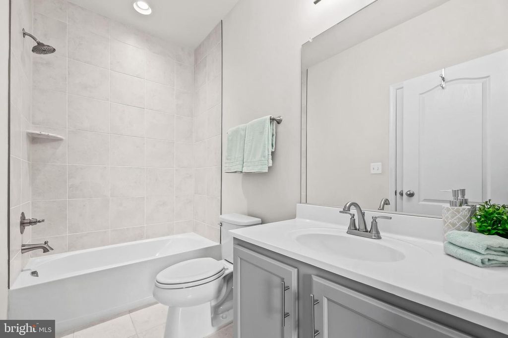 Image 22 of property listing at 4925 VISTA GLEN LN, Lanham, MD 20706